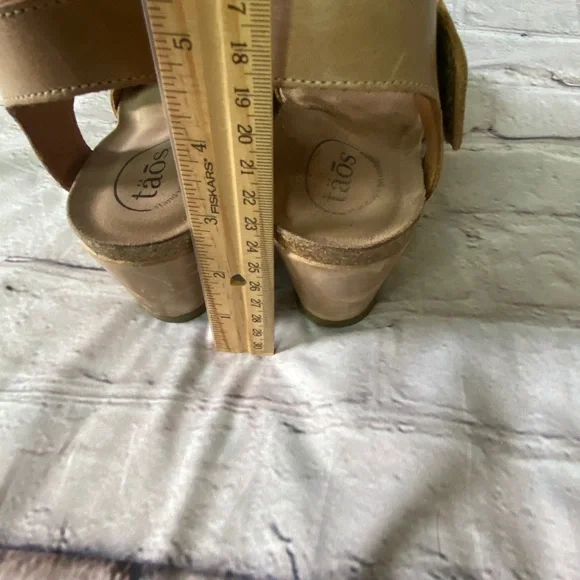 Taos Carousel Tan Wedges - Picture 6 of 16